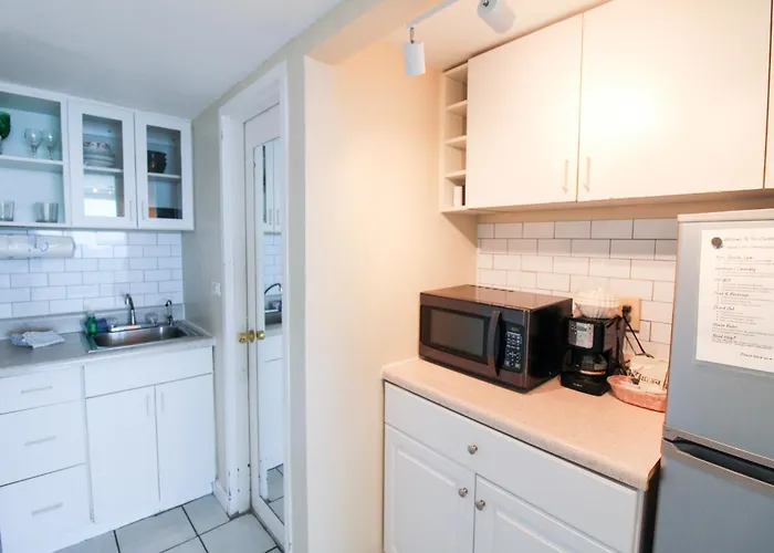 Castle 1733 Ocean View Studio With Direct Beach Access, Pool, Tennis & Free Parking
